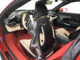 カーボンファイバー製レーシングシートを装着しております。