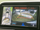 後退時の安全をサポートするカメラ映像を表示します。死角を減らし、安全な後退を可能にします。