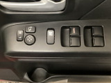 電動格納式リモコンドアミラーと、パワーウィンドウスイッチ等は運転席ドアにあります。