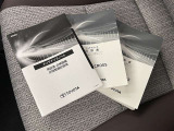メンテナンスノート、取扱説明書です。 その車の整備記録が事細やかに記録されています。 車が生まれてから今までどのような道を歩んできたのか判るとても重要な物ですよ。