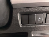【アイドリングストップ】信号待ちや渋滞などで車が停車した際に、エンジンを自動的に停止させる機能です。これにより燃料消費や排出ガス、騒音を抑えることができます。