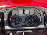 ◆充電時は、普通充電ポートと充電コネクターのロックが可能です!車内の充電コネクターロックスイッチで、「充電中のみロック」「常時ロック」「常時アンロック」を選択できます!