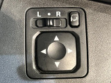 【電動格納ミラー】サイドミラーは電動格納式となっており、狭い駐車場でもキズがつくリスクを抑えられます。