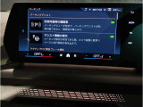 【ⅰドライブナビゲーション】文字情報も鮮明に表示する高解像度カラーディスプレイを採用。視認性に優れた地図デザインと特徴的な建造物を目印にした描写表示で現在位置を把握できます。地図データの更新も可能です