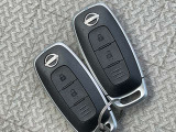 キーを携帯するだけでドアの施錠・開錠やエンジンの始動が出来ます。ドアハンドルのボタンを押すだけでロック操作が可能です。