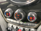 【オートエアコン】一度お好みの温度に設定すれば、車内の温度を検知し風量や温度を自動で調整。暑い&hellip;寒い&hellip;と何度もスイッチ操作をする必要はありません。快適な車内空間には必須の機能ですね♪