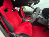 足元もゆったりで長時間の運転も疲れにくいフロントシートです。