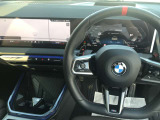 【ハンドル】ドライバーとBMW車の一体感がダイレクトに伝わるステアリングホイール。形状・太さへの拘りに加えて、操作性を高める為にスイッチ類も配置。クイックかつ安定のドライビングを体感下さい!