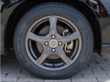 タイヤサイズは、185/60R15です。社外の15インチアルミホイールが装備され、スポーティーな雰囲気を演出しています。
