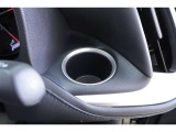ハンドルの右側にドリンクホルダーがございます!手に取りやすい位置にありますので運転中の水分補給もラクラクです♪