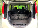 普段のお買い物や通勤、送迎等に十分な荷室スペースを確保しております。セカンドシートを倒すと、大きな荷物の積載も可能です♪