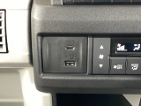 スマートフォンなどの充電に便利なUSBジャック。運転席からも助手席からも使いやすいです。