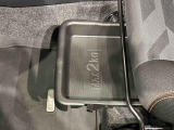 靴などが収納できる便利な助手席シートアンダートレイが付いてます