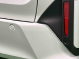 コーナーセンサーを車の前2個・後に4個装備! 障害物の距離に応じて警告音を変えてお知らせします