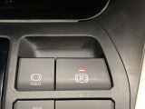 HOLD機能付きの電動パーキングブレーキ。HOLD機能を使用すると、信号待ちなどでフットブレーキから足を放しても、車は動かずそのまま停車してくれます。ドライブなど足が疲れた時には便利な機能です。