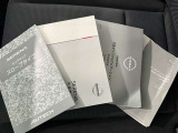 メンテナンスノート、取扱説明書ですね。 車の情報が凝縮されています。 車の整備記録が記載されている大事な物ですよ。