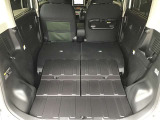 後部のシートを倒すとこんなに広々空間が!大きなお荷物を乗せる時でも心配ありません!