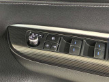 格納式リモコンドアミラーと、パワーウィンドウマスタースイッチです。車内の換気も運転席から簡単に行えます。