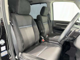 高いホールド性で運転姿勢が安定します。長距離ドライブでも疲れにくいのが魅力です。快適なドライビングライフをお送りください♪