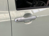 品質へのこだわり!フロアマットやシートなど車内をキレイに清掃し、ニオイや汚れなどを徹底的にクリーニングしてもらっております。室内はピカピカです☆