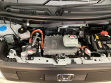 「N-VAN e:」は、電気の力で広がる新しい暮らしのかたちです。アウトドアや災害時には電源としても活躍。もしもの時も、いつもの日常も、この一台がしっかり支えてくれます。