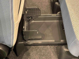 中敷きを立ち上げれば、倒れやすい荷物も安定して積める置きラクボックスが標準装備