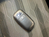 【扱いやすいスマートキー】カバンに入れたままドアの施錠と解錠が可能です。手が触れる部分は丁寧に清掃しており、ご家族で車を共有する際にも重宝するアイテムです。