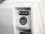 ◆電動格納式リモコンドアミラー◆ボタンを押すだけでドアミラーの開閉ができ、鏡の角度調節も電動でできる便利な機能です。