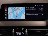 シフトレバー周辺に搭載されたiDrive(ナビのコントローラー)はドライバーの運転姿勢を崩さず、直感的に操作が可能で御座います