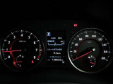 運転に役立つ情報を分かりやすく表示するマルチインフォメーションディスプレイを中央に配したとても見やすいメーター☆