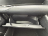 【グローブボックス】大容量のグローブボックスです!!車検証ケース他、日頃使う小物類の収納スペースもたくさんあります!