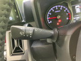 ワンタッチでワイパーを操作できるレバー。悪天候時でも、視界を確保し安全運転をサポートします。