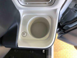 便利なドリンクホルダーが付いています。