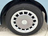 おしゃれは足元から♪純正14インチフルホイールキャップ。フロントベチレートディスクブレーキ。