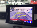 【バックカメラ】運転が苦手な方も車庫入れラクラク。ギアをリバースに入れれば自動的に切り換わりますので、面倒な操作は不要です。狭い駐車場も大切なお車を傷つけず安心です。