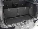 ラゲッジルームには、パーテーションを装備しています。これにより、荷物の区別だけでなく、少量の荷物を載せるときにも荷物への衝撃を最小限に抑えることができます。