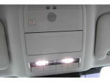 オ-バ-ヘッドコンソ-ル部にSOSボタン搭載で安心コネクティッドサービス対象車です。質の高い照明とメガネ入れも装備☆