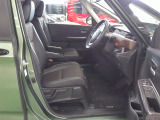 すわり心地の良い運転席・助手席です。長時間のドライブの疲れ軽減に貢献します。どうぞ快適なドライブを。