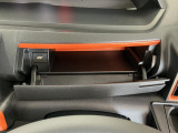 【インパネアッパーボックス】サッと取り出せてサッとしまえる、運転席の目の前にはボックスが装備されております!薄型のボックスティッシュなど収納可能☆