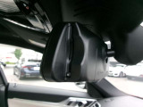 日本仕様のBMWではルームミラー内蔵型のETC車載器を採用しているので、後からつける必要がありません。