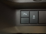パーキングセンサーがついておりますので、後退時には障害物との接近を音で知らせてくれるので、より安心感が高まります。