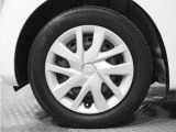 ◆純正ホイール装着車◆シンプルなデザインのホイールキャップ付きです。