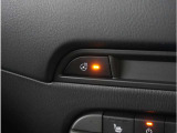 【ステアリングヒーター】ハンドルの左右のグリップ部分を温めることができます。寒い日の運転も安心です。