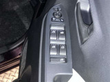 運転席側のフロントドアに全ドアのパワーウィンドウ開閉スイッチとウィンドウロックスイッチと電動格納式ドアミラーの操作スイッチが有るので手元でミラー調整ができるので便利です。