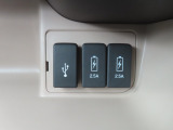 USB充電ポートが2スロット、ナビと接続するポートが1ヵ所の計3ヵ所あります。走行中に携帯電話の充電もできるので便利です☆彡