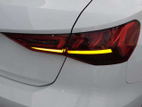Audiのテールライトは、スタイリッシュで洗練されたデザインが特徴で、多くのモデルでLEDテールライトを採用しております。また、テールライトには動的ウィンカー機能が搭載されているモデルもあります。