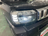 白く明るい光で夜間走行をサポートするLEDヘッドランプを搭載