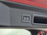 スイッチひとつでリアゲートの開閉が可能なパワーリフトゲートを装備!荷物で手が塞がっている時や小柄な方でも力を使わずスムーズに開閉できます。日常のお買い物から旅行まで利便性を高める快適な装備です。