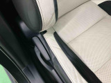 運転席シートバケット部