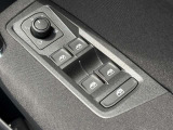 運転席ドアに集約されたパワーウィンドウスイッチで全窓をスマートに操作できます。